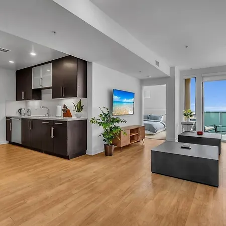 Modern & Chic In Heart Of Downtown Santa Monica Apartment